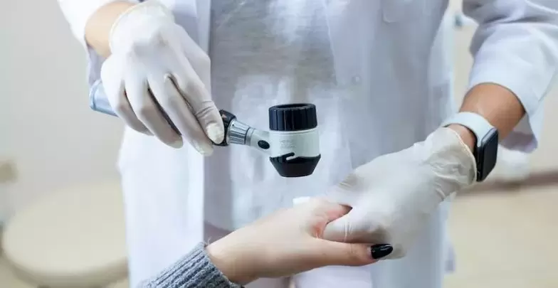 Pacient s bradavicami podstupujúci diagnostické vyšetrenie u dermatológa